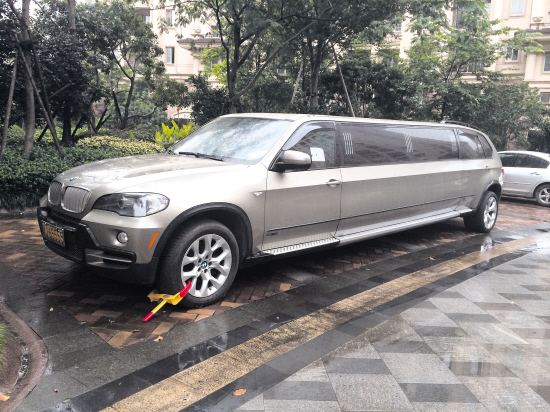 宝马X55豪车停放两月无人认领 背藏大谜团？