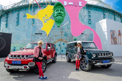 开越野车走红毯，这才是惊艳！BJ40 PLUS亮相中国国际时装周0401V21023.png