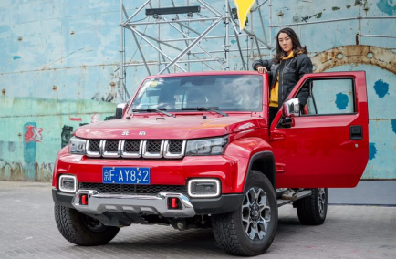 开越野车走红毯，这才是惊艳！BJ40 PLUS亮相中国国际时装周0401V21142.png